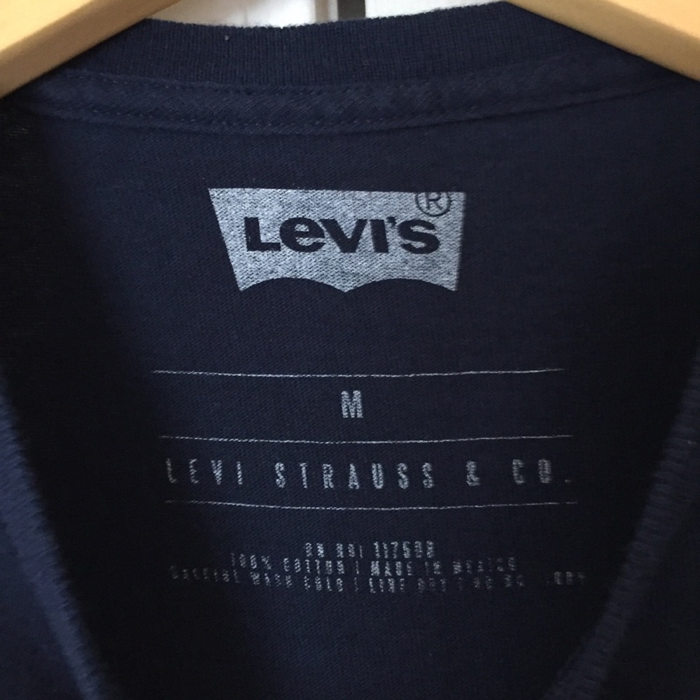 SOLD Levi’s Tee - Picture 4 of 5